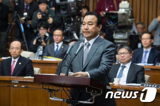 이완구 국무총리 후보자가 10일 서울 여의도 국회에서 열린 인사청문회에 출석해 '녹취록 사건'에 대해 사과를 표했다. /사진=뉴스1<br /><br />
<br /><br />
