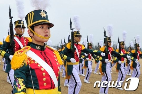 16일 경북 영천시 육군3사관학교에서 열린 52기 사관생도 입학식에서 김정인 생도(왼쪽)를 중심으로 생도들이 분열을 하고 있다. /사진=뉴스1<br /><br />
<br /><br />
<br /><br />
