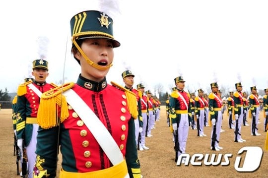 16일 경북 영천시 육군3사관학교 사관생도 52기 입학식이 학교 대연병장에서 거행 된 가운데 한 여생도가 교가를 제창하고 있다. /사진=뉴스1<br /><br />
<br /><br />
