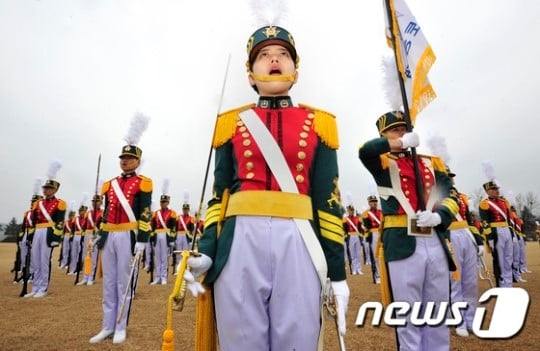 16일 경북 영천시 육군3사관학교 사관생도 52기 입학식이 학교 대연병장에서 거행 된 가운데 생도들이 애국가를 제창하고 있다. /사진=뉴스1<br /><br />
<br /><br />
