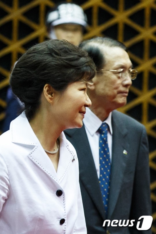 박근혜 대통령(왼쪽)과 김기춘 비서실장. /사진=뉴스1