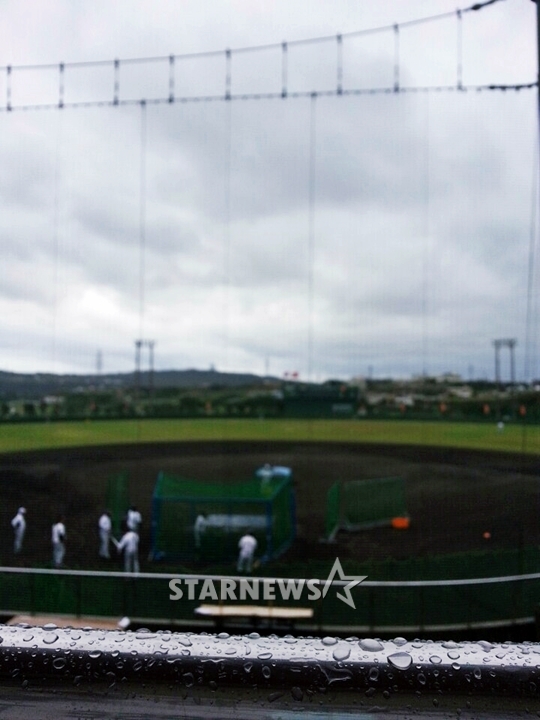 고친다 구장에는 경기 시작 30분 전까지 비가 계속 내렸다. /사진=김우종 기자<br /><br />
<br /><br />
