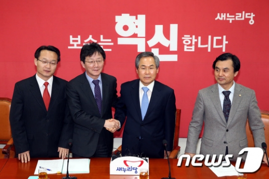 유승민 새누리당 원내대표와 우윤근 새정치민주연합 원내대표가 김영란법 처리에 대한 협상을 위해 2일 오후 서울 여의도 국회에서 회동을 갖고 악수하고 있다. /사진=뉴스1<br /><br />
<br /><br />
