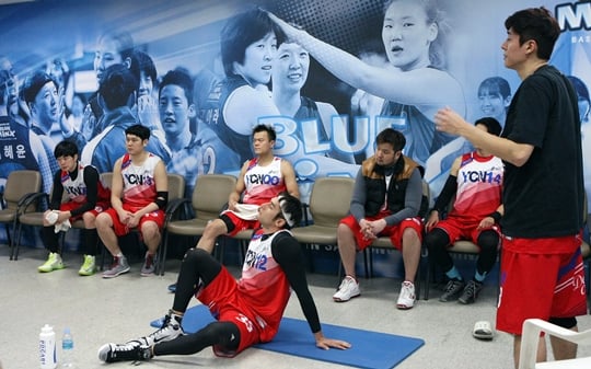 예체능은 5일 우먼 프레스에게 이겨야 자력으로 4강 플레이오프 티켓을 딸수 있다. 지난 2월 11일 훕스타전 하프타임에 대기실에서 쉬고 있는 예체능 선수들. /사진=한스타 제공<br /><br />
<br /><br />
