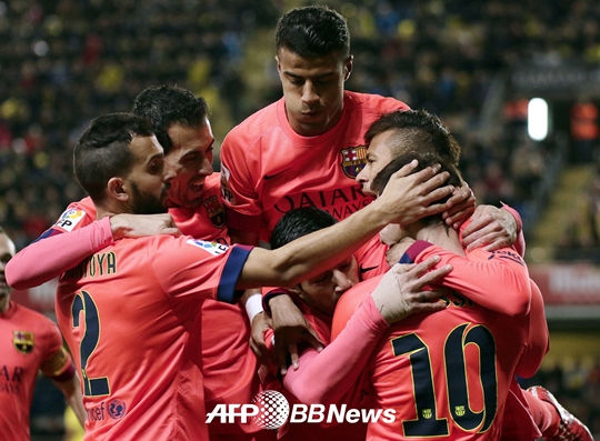 네이마르의 선제골이 터지자 바르셀로나 선수들이 기뻐하고 있다. /AFPBBNews=뉴스1