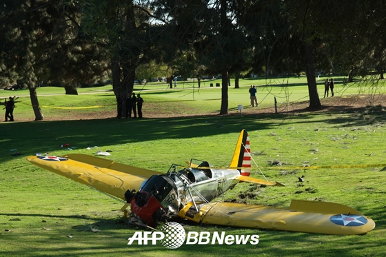 해리슨 포드가 탔다가 추락한 비행기. 앞 부분이 크게 부서진 상태다.  사진제공=AFP BBNews, 뉴스1