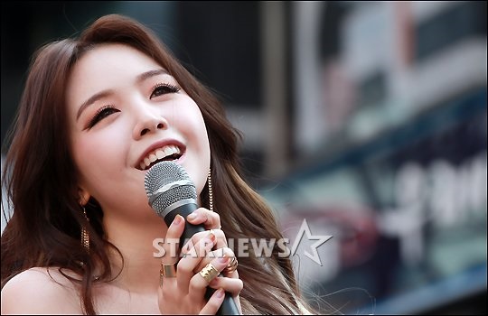 걸스데이 민아가 16일 서울 명동예술극장 앞 사거리에서 솔로 데뷔 무대를 선보이고 있다. /사진=김창현 기자