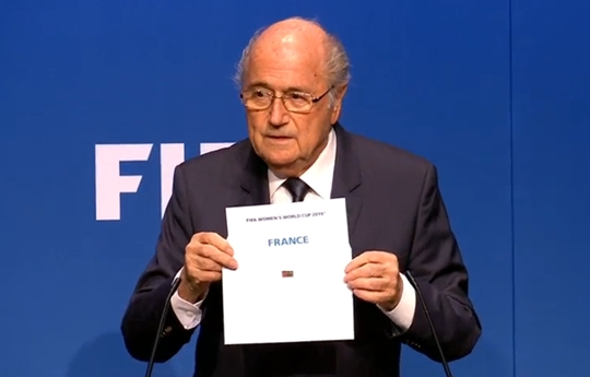 FIFA 블래터 회장이 20일 2019 여자 월드컵 개최지로 프랑스를 선정했다고 발표했다. /사진=FIFA 유튜브 중계 영상 캡쳐