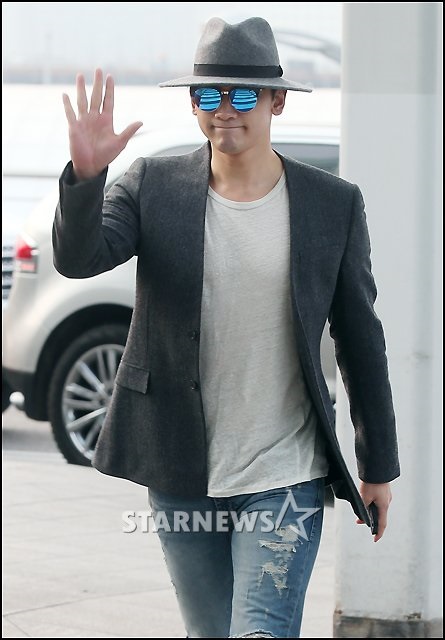 가수 겸 배우 비가 21일 오전 인천국제공항을 통해 중국 상하이로 출국하고 있다. 인천국제공항=임성균 기자