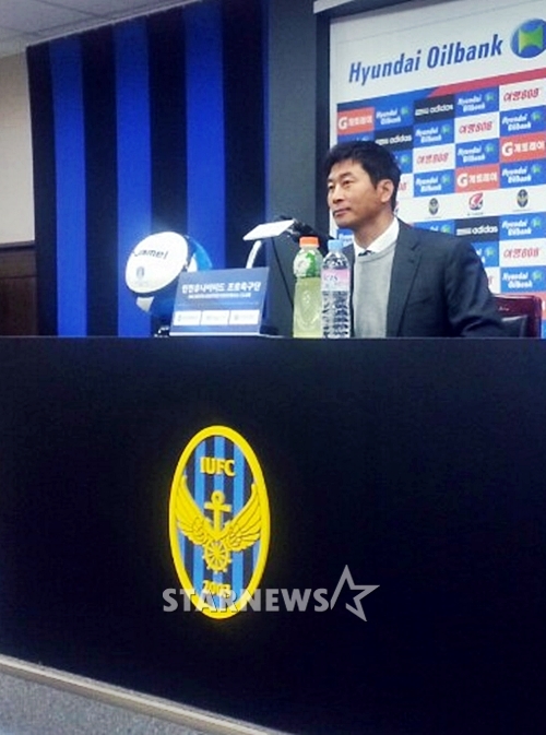 전북 김도훈 감독이 22일 경기 후 공식 기자회견에 임하고 있다. /사진=김우종 기자
