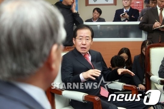 지난 18일 문재인 대표와 만난 홍준표 경남도지사. /사진=뉴스1<br /><br />
<br /><br />
