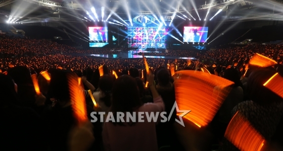 지난 22일 서울 올림픽공원 체조경기장에서 열린 그룹 신화의 데뷔 17주년 기념 콘서트에서 팬들이 '주황색 바다'를 만든 모습. /사진=임성균 기자
