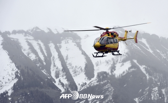 헬기가 추락한 독일 여객기 구조 작업을 펼치고 있다. /AFPBBNews=뉴스1