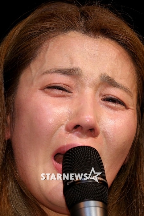 가수 길건이 31일 기자회견 도중 눈물을 흘리고 있다. /사진=이기범 기자