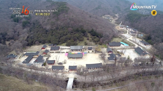 헬리캠으로 바라본 선운산, 선운사의 전경. /사진=마운틴TV 제공<br /><br />
<br /><br />
