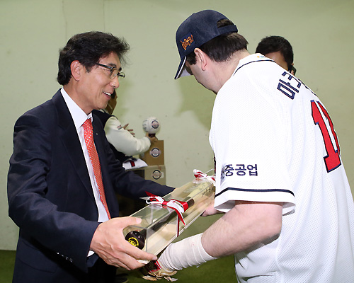 김승영 사장이 시구 연습을 위해 실내연습장에 온 리퍼트 대사에게 기념 선물로 준비한 대형 사인볼을 증정하고 있다. /사진=두산 베어스 제공