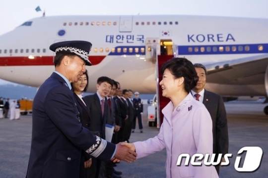 지난 27일 중남미 4개국 순방을 마치고 귀국한 박근혜 대통령(오른쪽). /사진=뉴스1