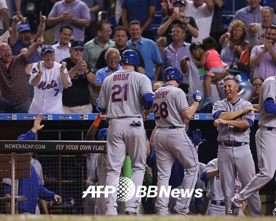 대니얼 머피가 역전 3점 홈런을 터뜨린 뒤 더그아웃으로 돌아와 동료들에게 축하를 받고 있다. /AFPBBNews=뉴스1