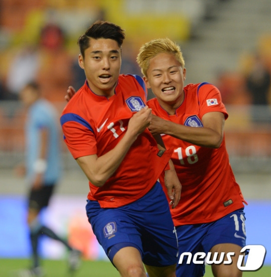 우루과이전서 결승골을 기록한 이동준(왼쪽). /사진=뉴스1