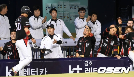 30일 열린 두산전서 9회 극적인 동점을 일궈낸 뒤 기뻐하는 kt 선수들. /사진=OSEN<br /><br />
<br /><br />
