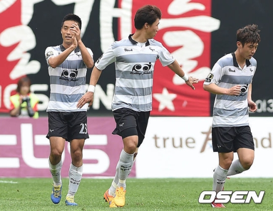 성남FC 남준재(왼쪽). /사진=OSEN<br /><br />
<br /><br />
