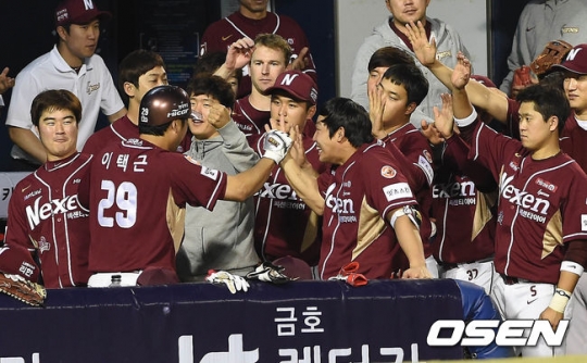 넥센 이택근이 쐐기 득점 후 기뻐하고 있다. /사진=OSEN<br /><br />
<br /><br />

