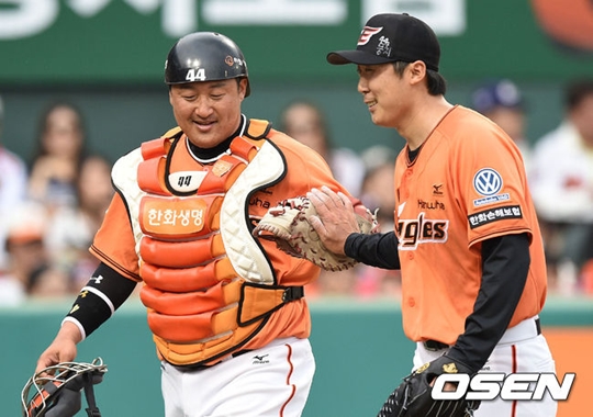 조인성(좌)과 베테랑이 2일 경기에서 하이파이브를 나누고 있다. /사진=OSEN<br /><br />
<br /><br />
