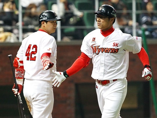 SK 박정권(오른쪽). /사진=SK 와이번스 제공<br /><br />
<br /><br />
