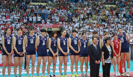 여자 배구 대표팀이 29일 중국 톈진체육관에서 열린 2015 아시아여자배구선수권 결승전 시상식에서 은메달을 목에 걸었다. /사진=대한배구협회 제공