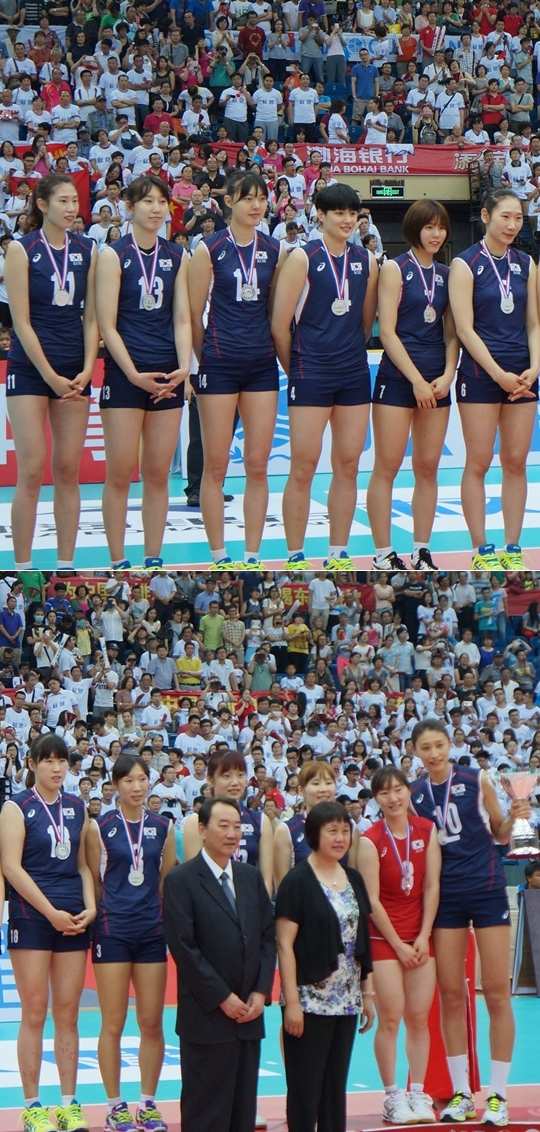 여자 배구 대표팀이 29일 중국 톈진체육관에서 열린 2015 아시아여자배구선수권 결승전 시상식에서 은메달을 목에 걸었다. /사진=대한배구협회 제공
