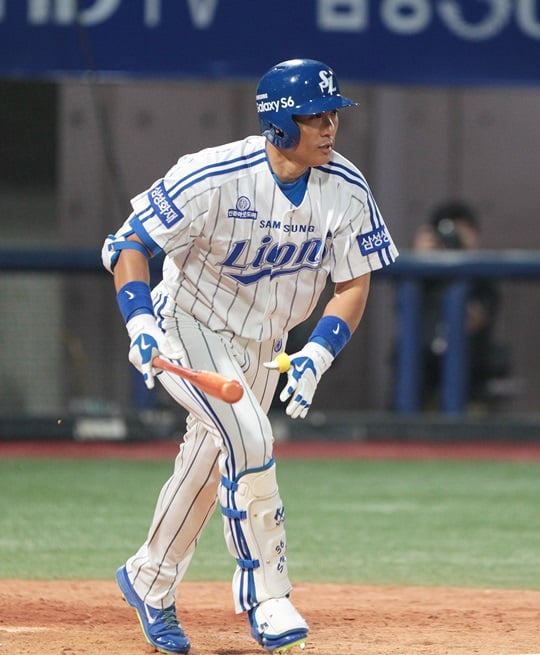 KBO 리그 통산 400호 홈런을 때려낸 이승엽. /사진=삼성 라이온즈 제공<br /><br />
<br /><br />
<br /><br />
