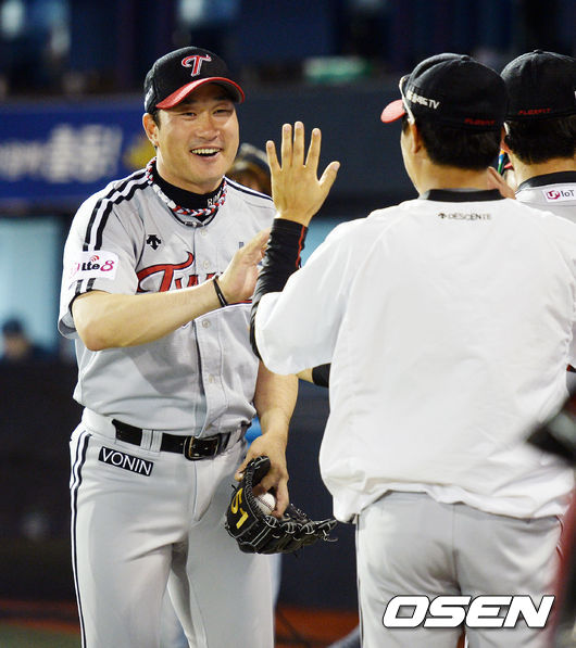 LG 봉중근. /사진=OSEN 제공<br /><br />
<br /><br />
