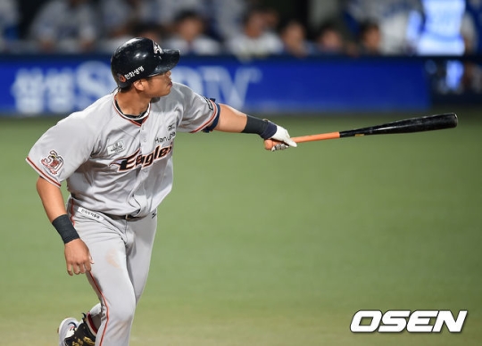 최진행이 11일 자신의 홈런 타구를 응시하고 있다. /사진=OSEN<br /><br />
<br /><br />

