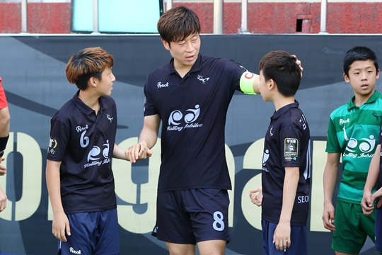김두현(가운데)이 유소년 축구 선수들을 지도하고 있다. /사진=성남FC 제공<br /><br />
<br /><br />
