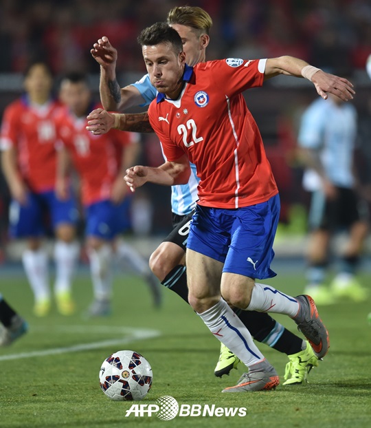 칠레 대표로서 코파 아메리카에서 활약한 엔리케스(붉은색). /AFPBBNews=뉴스1