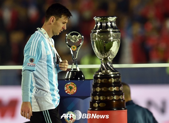 2015 코파 아메리카에서 준우승 메달을 목에 건 리오넬 메시. /AFPBBNews=뉴스1<br /><br />
<br /><br />
