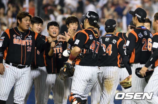 승리를 자축하는 롯데 선수들. /사진=OSEN<br /><br />
<br /><br />
