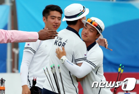 2015 광주 하계유니버시아드 남자 양궁 컴파운드 단체전에서 금메달을 획득한 양영호(오른쪽). /사진=뉴스1<br /><br />
<br /><br />
