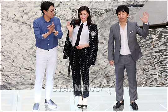 왼쪽부터 조진웅, 전지현, 최덕문/사진=임성균 기자