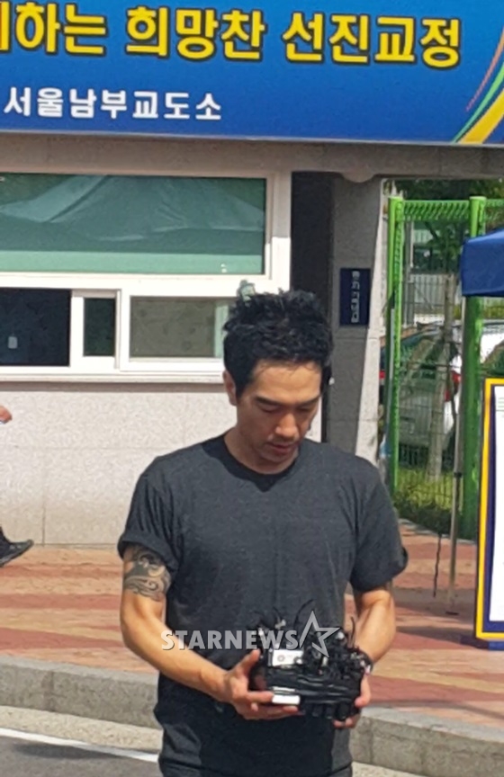 고영욱이 10일 서울남부교도소 출소 직후 소감을 밝히고 있다. /사진=문완식 기자