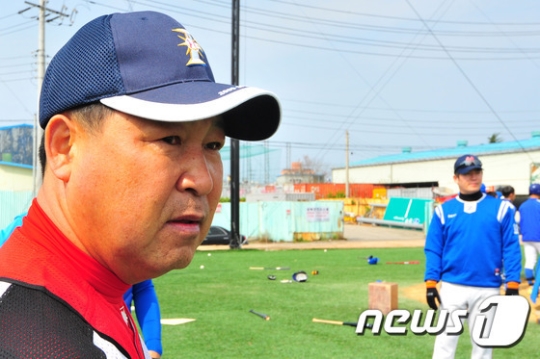지난 4월 9일 이만수(57) 전 SK 감독이 경북 포항제철고등학교 야구부를 찾아 재능기부활동을 펼치고 있다. /사진=뉴스1