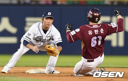 두산 2루수 고영민(좌)과 유한준. /사진=OSEN<br /><br />
<br /><br />
<br /><br />
