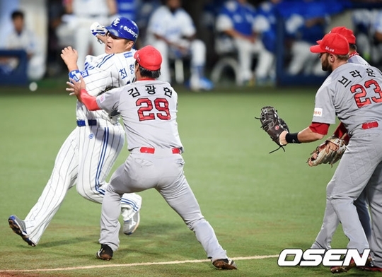 김광현의 태그 순간. /사진=OSEN<br /><br />
<br /><br />
