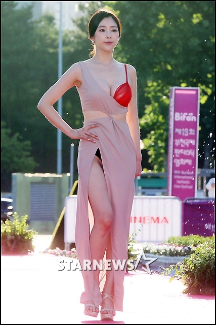 파격 노출드레스 김유연..BiFan측 파격 노출드레스 김유연..Bifan측