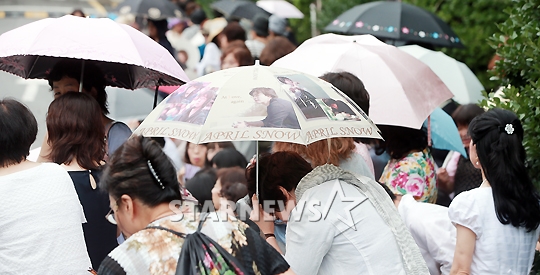 배용준의 결혼식장 앞에 진을 친 일본팬들의 모습 / 사진=김창현 기자
