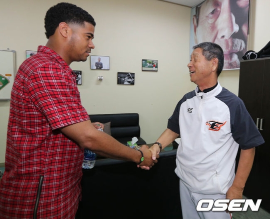 한화 김성근 감독(오른쪽)이 경기 후 로저스를 만나 환하게 웃고 있다. /사진=OSEN