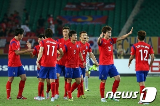 한국 축구 대표팀 선수들이 승리가 확정된 이후 기쁨을 함께 나누고 있다. /사진=뉴스1