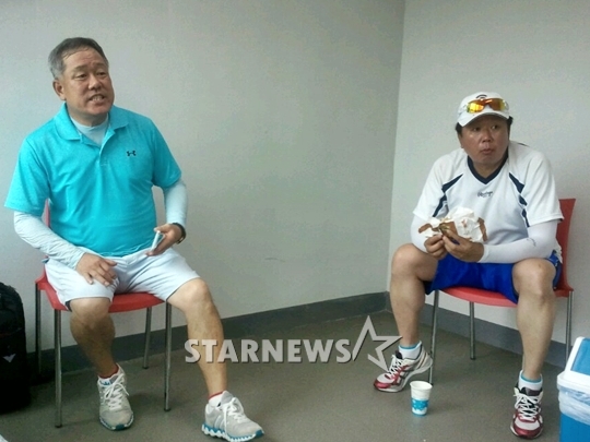 전 롯데 양승호 감독(왼쪽)과 함께 여자 야구 재능기부에 나선 선동렬 감독이 햄버거를 들고 얘기를 나누고 있다. 그는 자신을 낮추는 살아있는 '전설'이다. /사진=스타뉴스<br /><br />
<br /><br />
