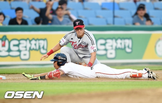 3회 정근우의 태그 아웃 장면. /사진=OSEN<br /><br />
<br /><br />
