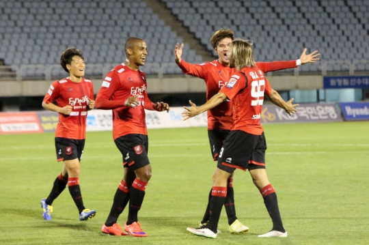 부천FC가 안산을 상대로 4연승에 도전한다. /사진=부천FC 제공<br /><br />
<br /><br />

